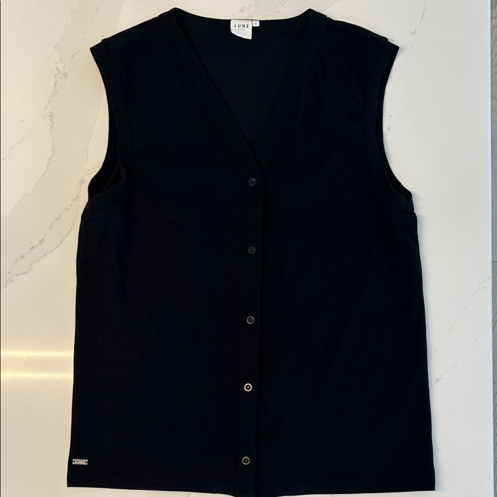 Lune Active Sleeveless Black Button Down Top